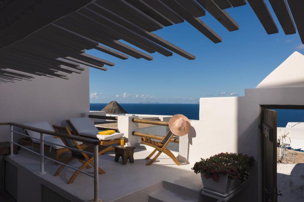 Oia Apartment | Kyklos Villa with outdoor Whirlpool