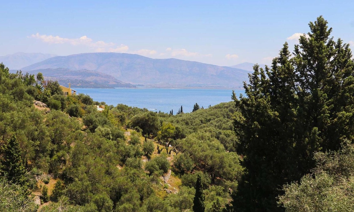 Gimari Villa | Large villa, games room, short drive to 2 villages