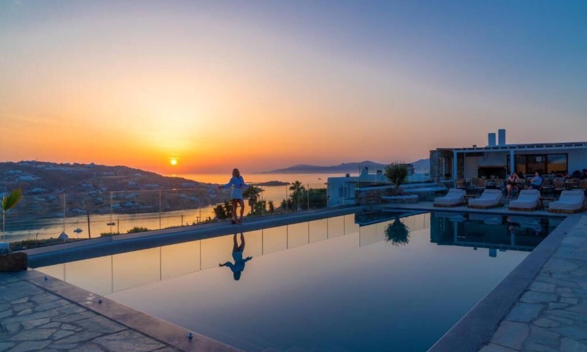 Glastros Bed & Breakfast | Le Ciel Suites & Villas