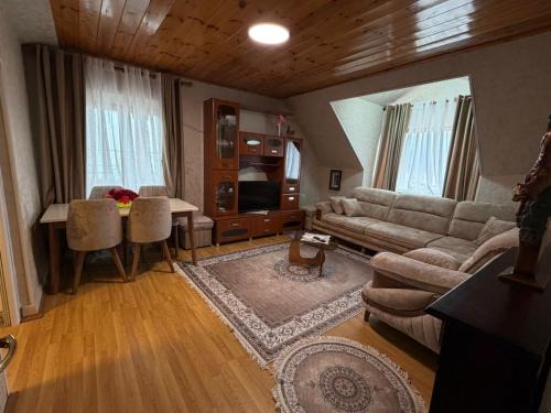 Puke Apartment | Le Toit du Ciel
