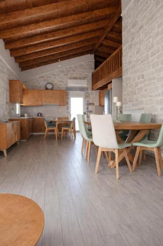 Houdetsi Villa | Lithic Oikos