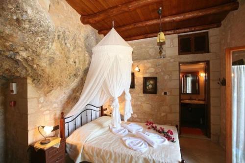 Kaliviani House | Luxurious stone cave with pool and sea view