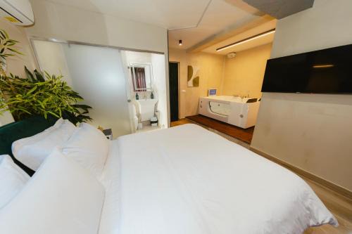 Blloku Hotel | Luxury Suite by The Bubbles Jacuzzi Rooms
