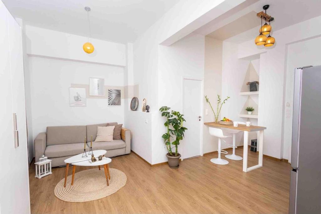 Dafni-Ymittos Apartment | Modern Athens stay near to Metro with fast Wi-Fi