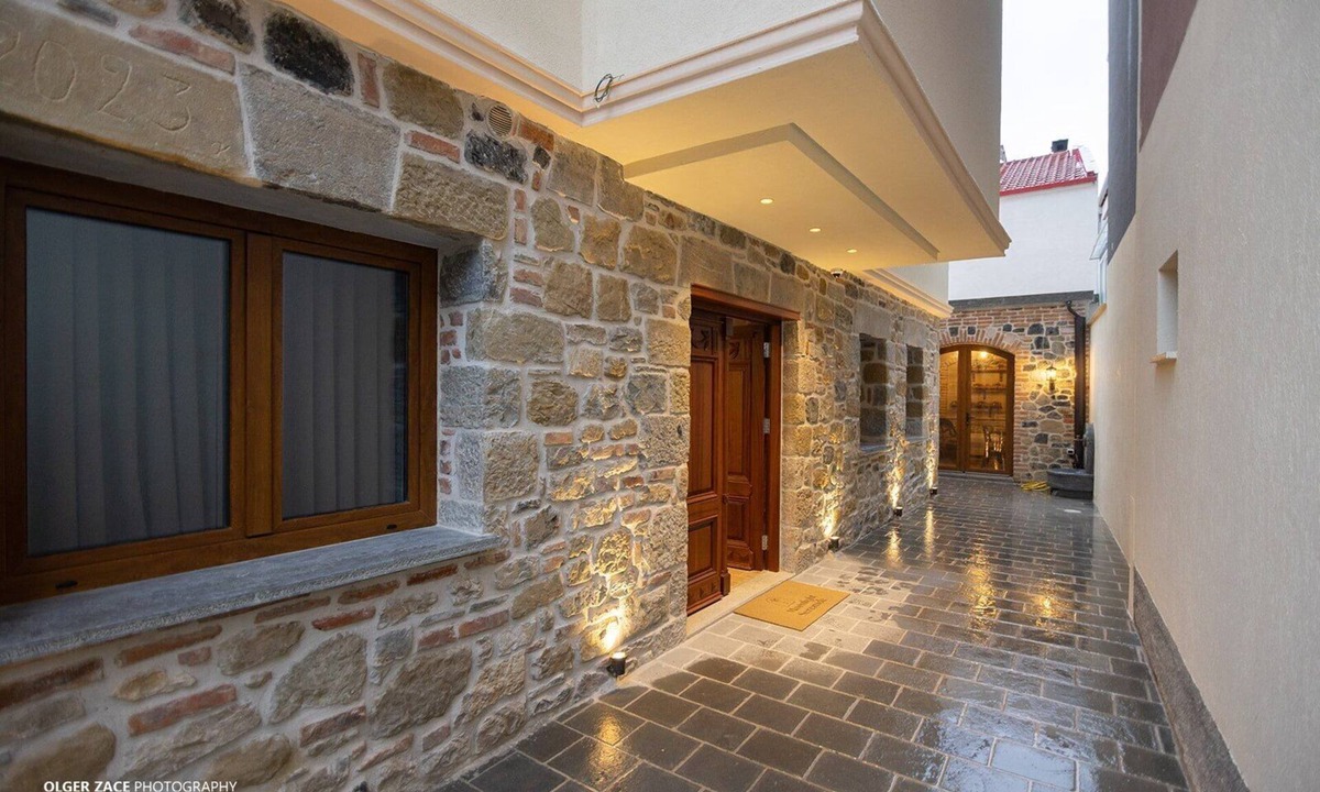 Korce Hotel | Moonlight Serenade