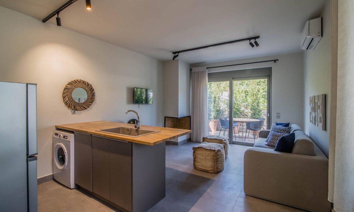 Episkopos House | One-Bedroom Suite Garden View