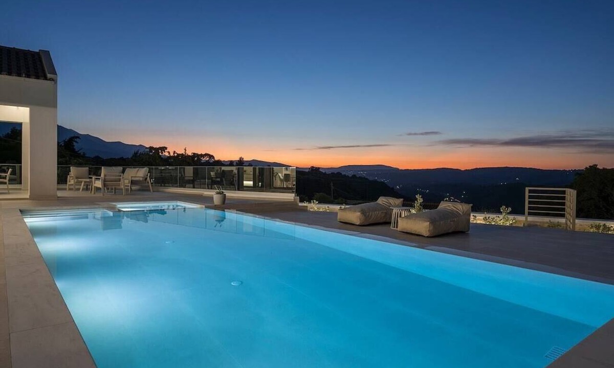Champatha House | Oramia Infinity Villa with Private Heated Pool in Chania