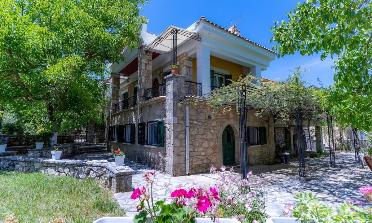Asprogerakata House | Orestis stone apartment for 2 with garden!