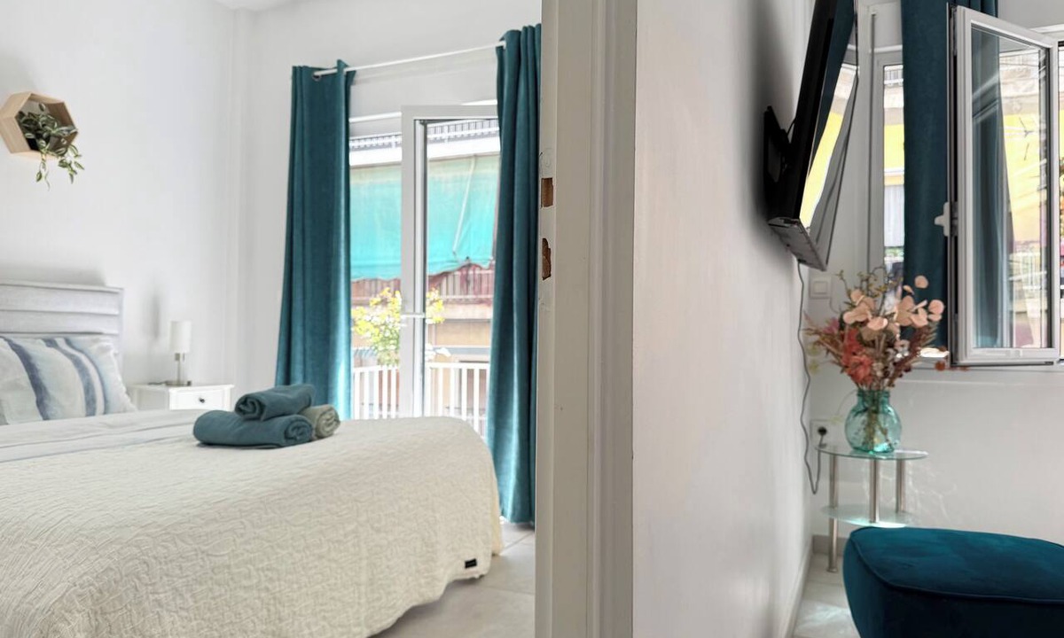 Petralona Apartment | P3 - Beautiful Azur Jacuzzi Rooftop