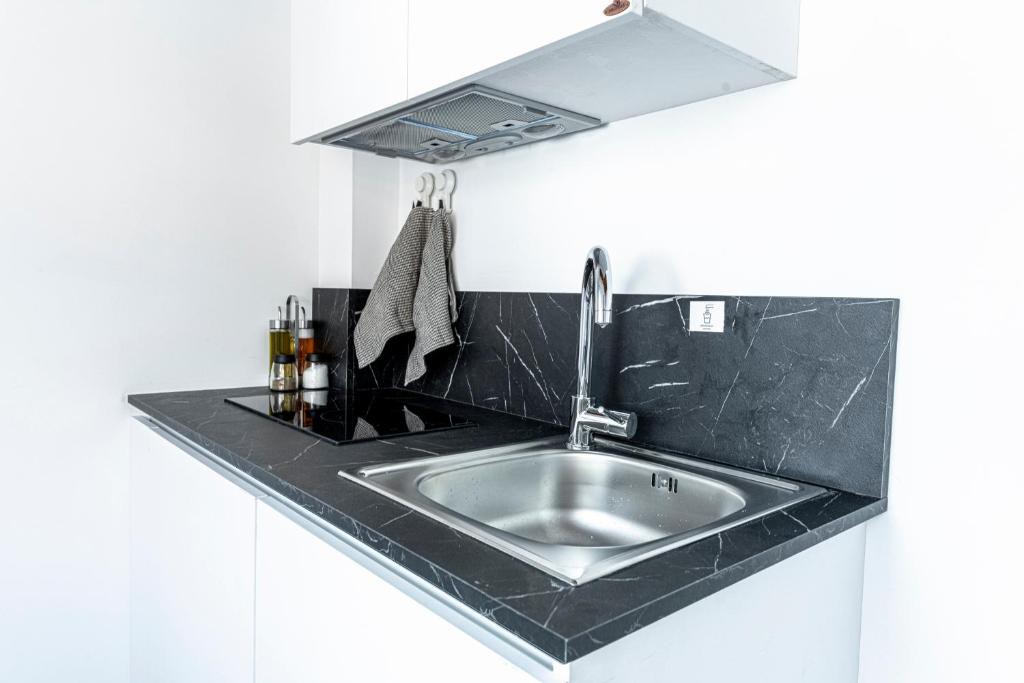 Ampelokipoi Apartment | Phaedrus Living Modern Kriel Suites 204