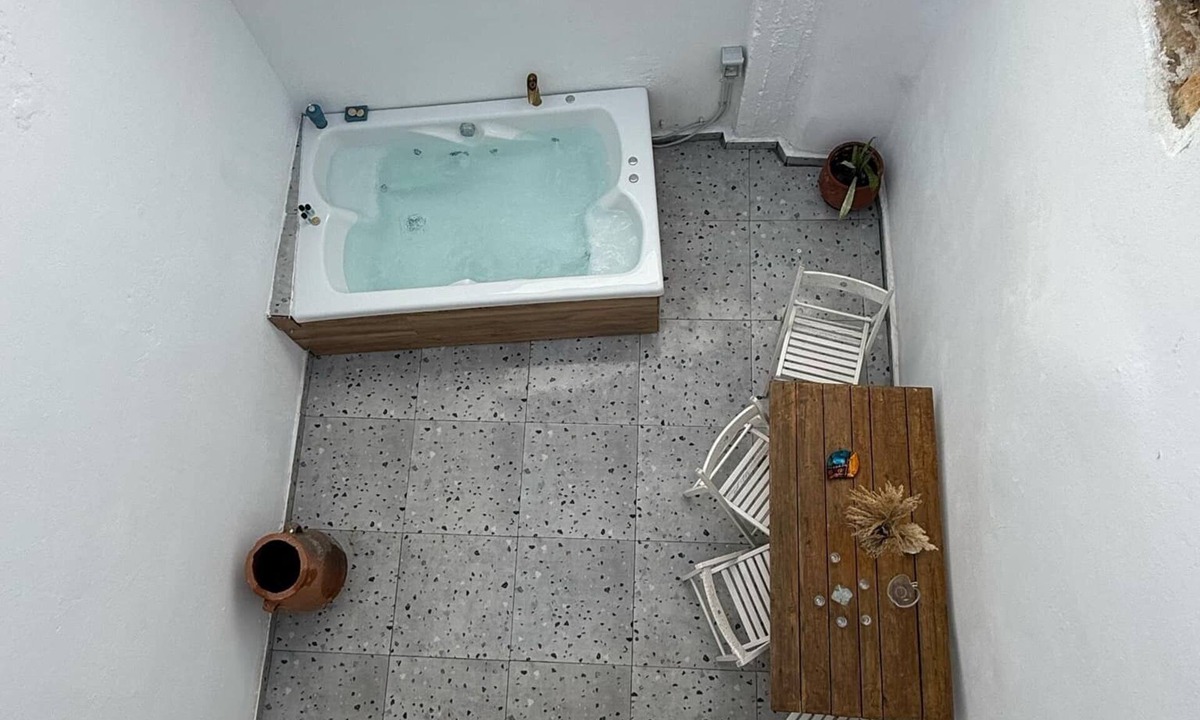 Monopari House | Philoxenia traditional house private jacuzzi