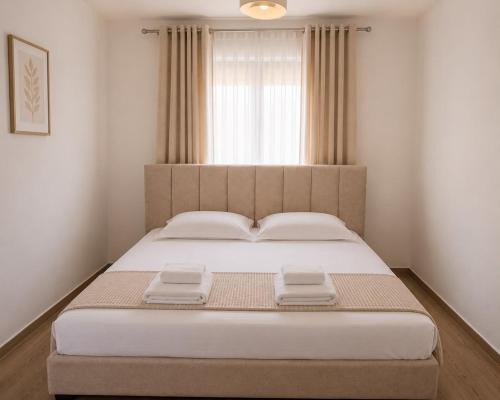 Mbrostar-Urë Apartment | Pine Villa