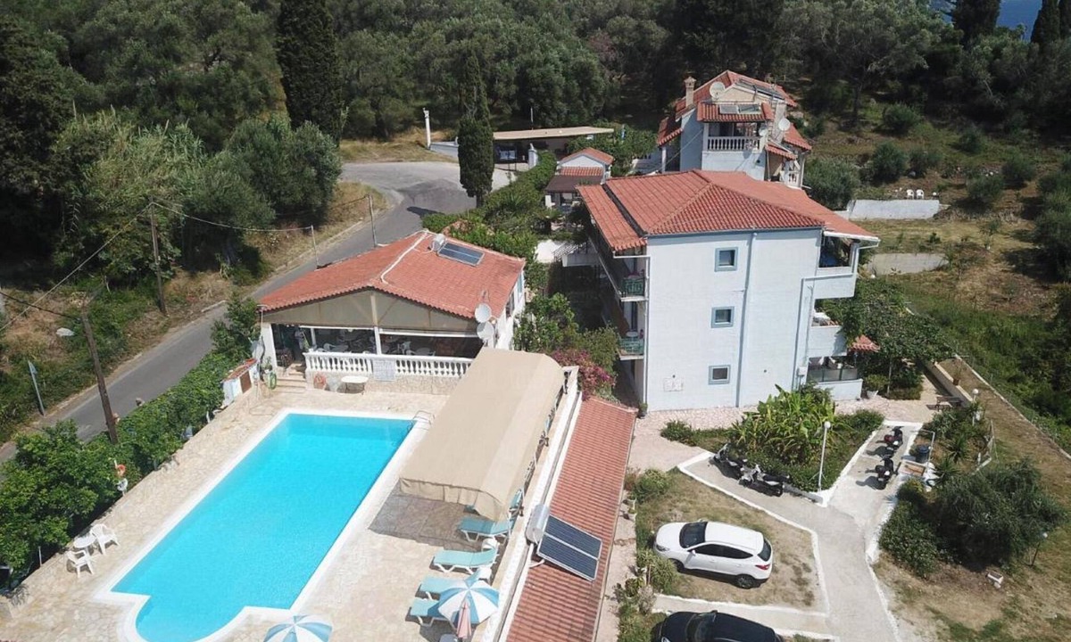 Dafnata Apartment | Pleasing apartment in Mpenitses with terrace