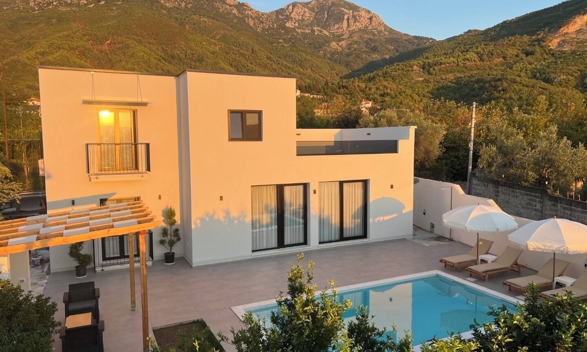 Sakës Villa | Poolside Bliss - Escape & Relax