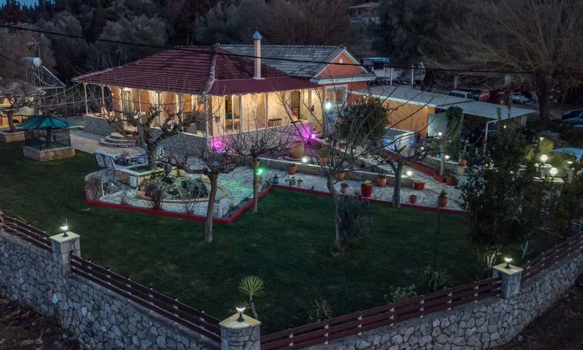 Marantochori House | Quiet private house with large kitchen and large living areas