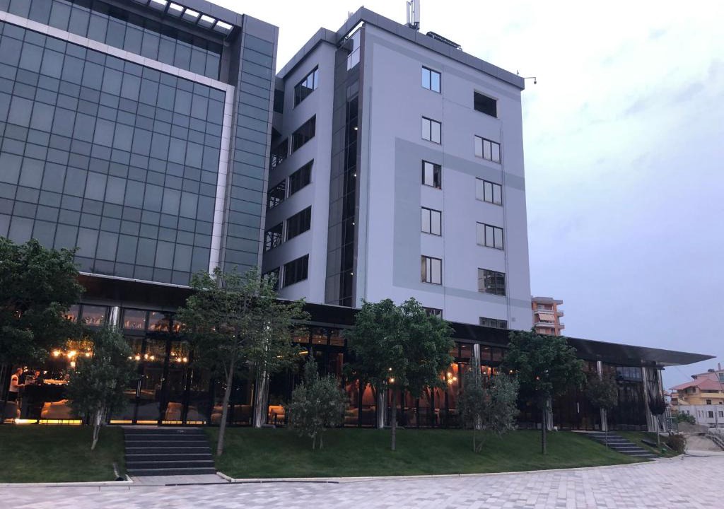 Mbrostar-Urë Hotel | Riverside rooms at Hotel Fieri