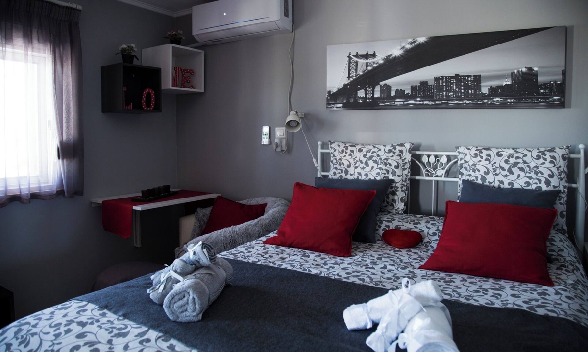 Aigaleo Apartment | Romeo & Juliet - Modern & Stylish Studio: Acropolis & Park Views