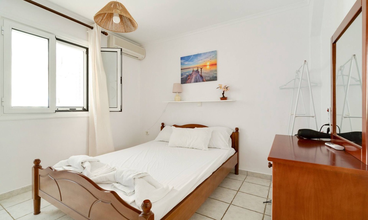 Episkopos Apartment | Room 'Ground Floor' with Sea View, Shared Pool and Wi-Fi