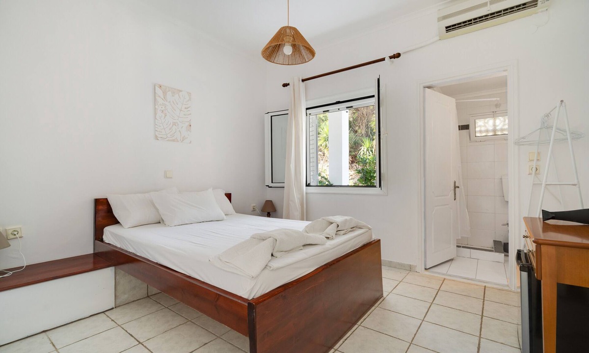 Episkopos Apartment | Room 'Ground Floor' with Sea View, Shared Pool and Wi-Fi