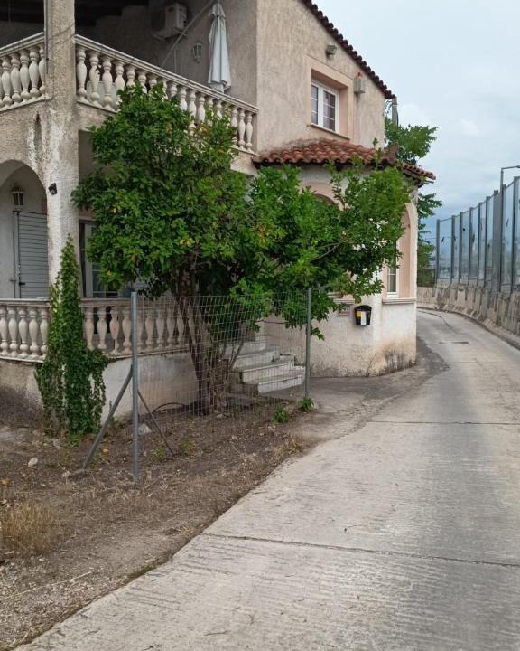 Pallini House | Rooms renovated climate 200 meter from metro Pallini 20 min with train and bus 24 hours please don't read anything just stay