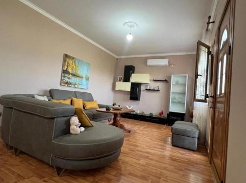 Mbrostar-Urë Apartment | Saimir House