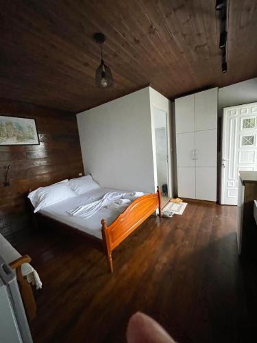 Qazim Pali Apartment | SEA bed and restaurant 1