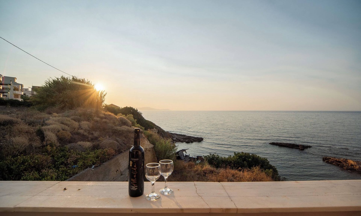 Halepa Apartment | SEA GEM APARTMENTS steps from the sand