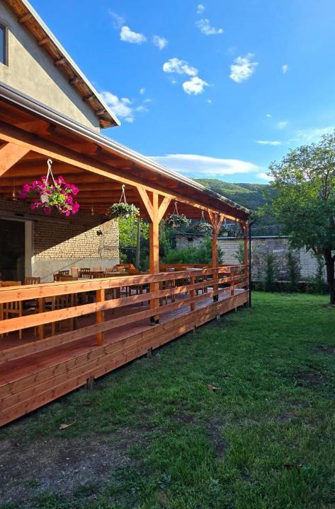 Sakës Hostel | Sekretet e Luginës Restaurant - Hostel - Camping