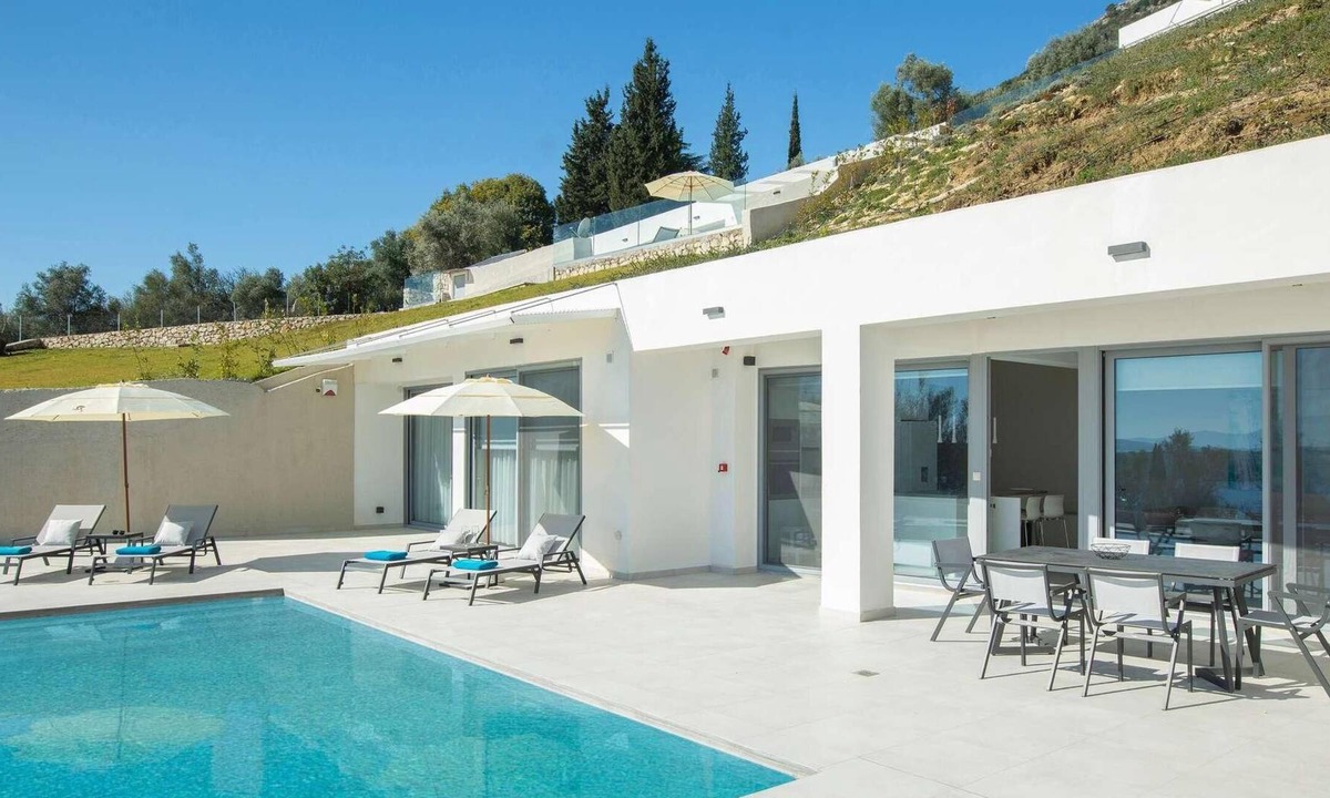 Perigiali Villa | Smart with great views close to shops and tavernas