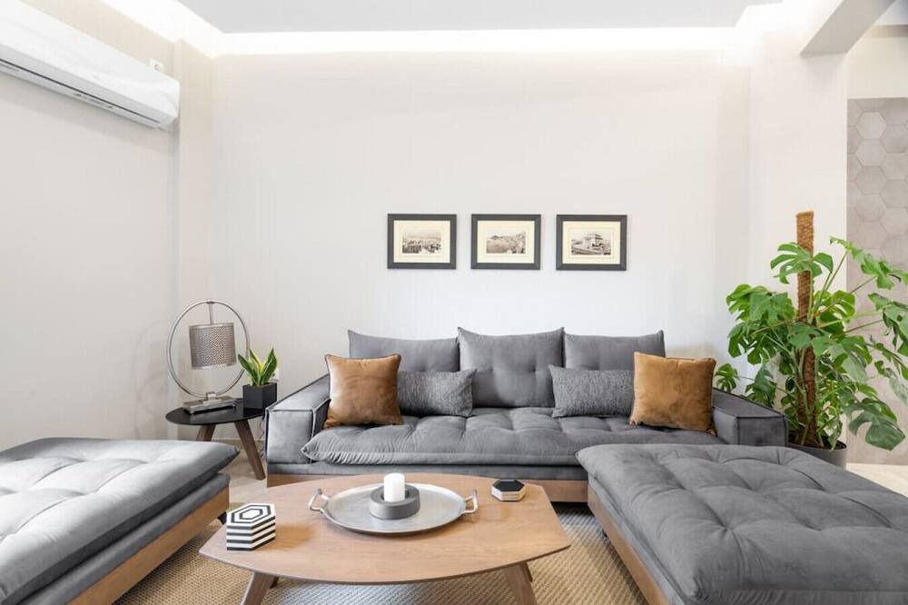 Kinosargous Apartment | Spacious 3-BDR Family APT near Acropolis, Netflix!