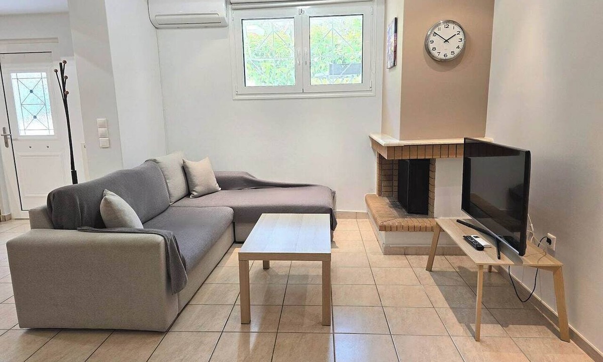 Marousi Apartment | Spacious cosy studio w/100mbps Fiber@Home WiFi in very safe & quiet area!