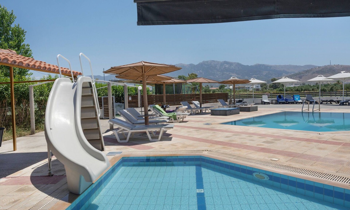Tingaki Apartment | Studio Apartment 'Golden Sun 6' with Sea or Garden View, Shared Pool and Wi-Fi