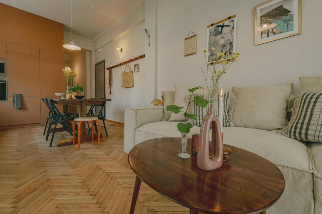 Petralona Apartment | Stylish cozy artistic Athens apartment