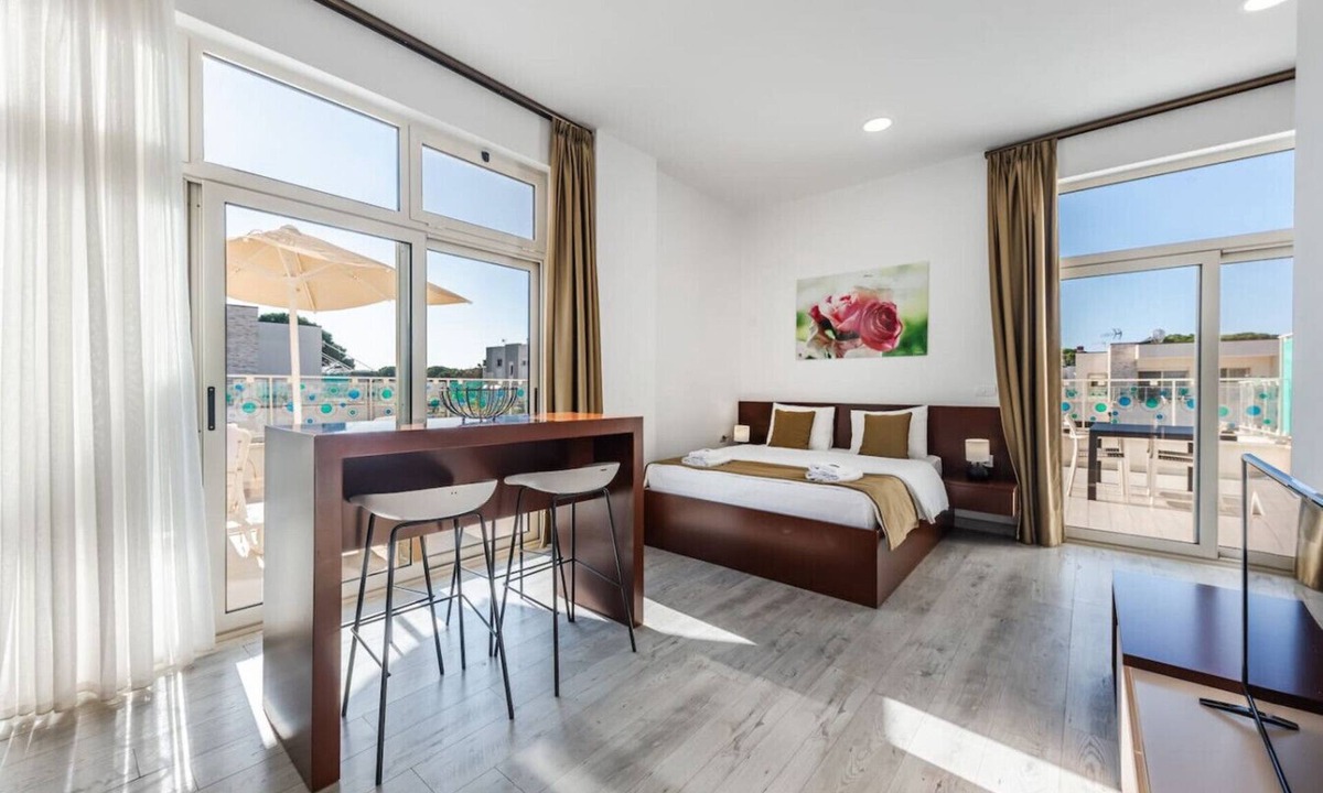 Qerek Apartment | Stylish Studio with Spacious Balcony -Trendafili by PikHost