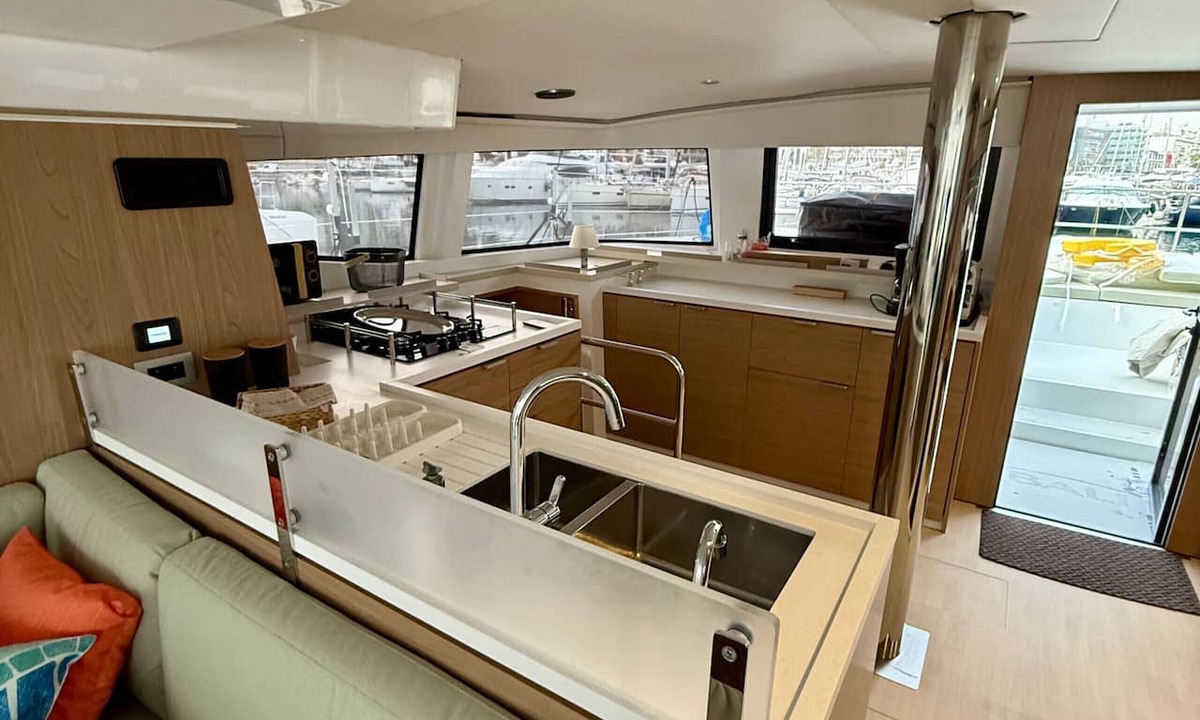 Tourlos Boat Rental | Sun-Kissed Sailing Adventure in Islas Cícladas, Mykonos
