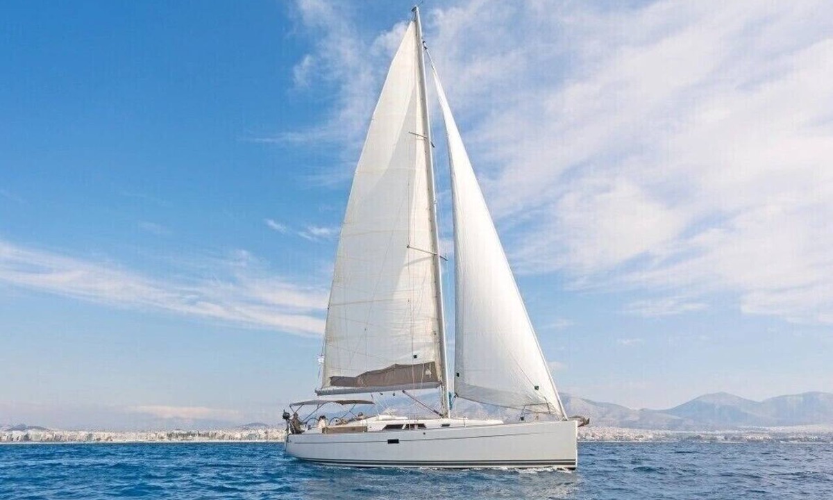Mikrolimano Boat Rental | Sun-Kissed Sailing Adventure in Islas Sarónicas