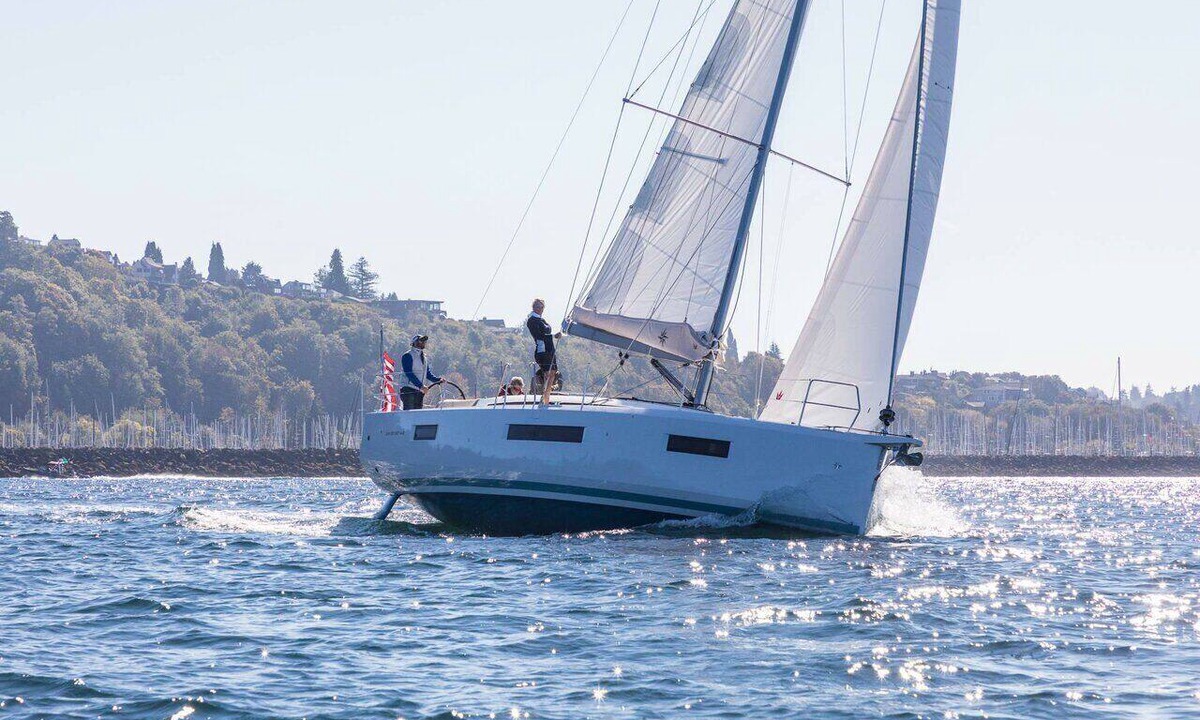 Piso Livadi Boat Rental | Sun-Kissed Sailing Adventure in the Stunning Islas Cícladas