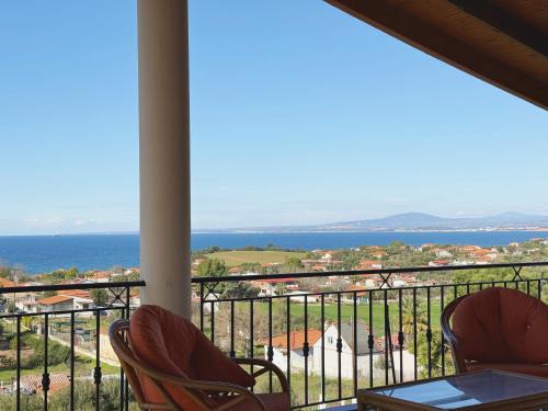 Nea Propontida Apartment | Sunny Sea View Villa in Nea Potidea, 3 levels