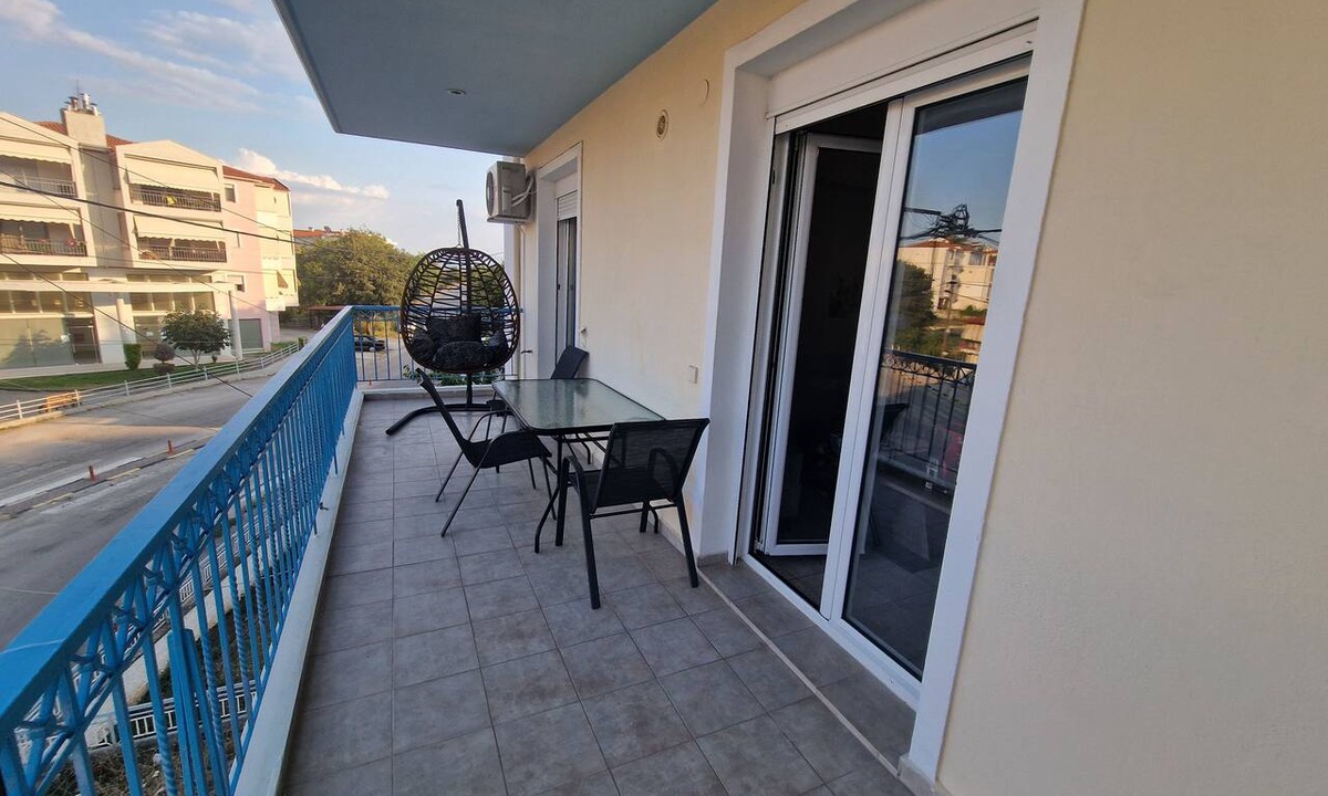 Kozani Apartment | The colorful house with balcony view