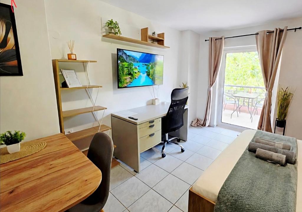 Lamia Apartment | The Garden Studio - Spacious Balcony