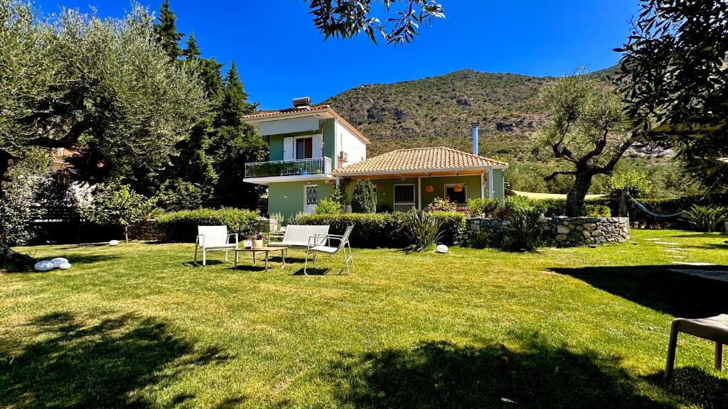 Katsaraiika House | The secret garden by villa Georgia Kalamata