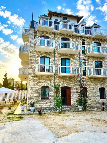 Qafe e Gjashtes Hotel | The White Troy