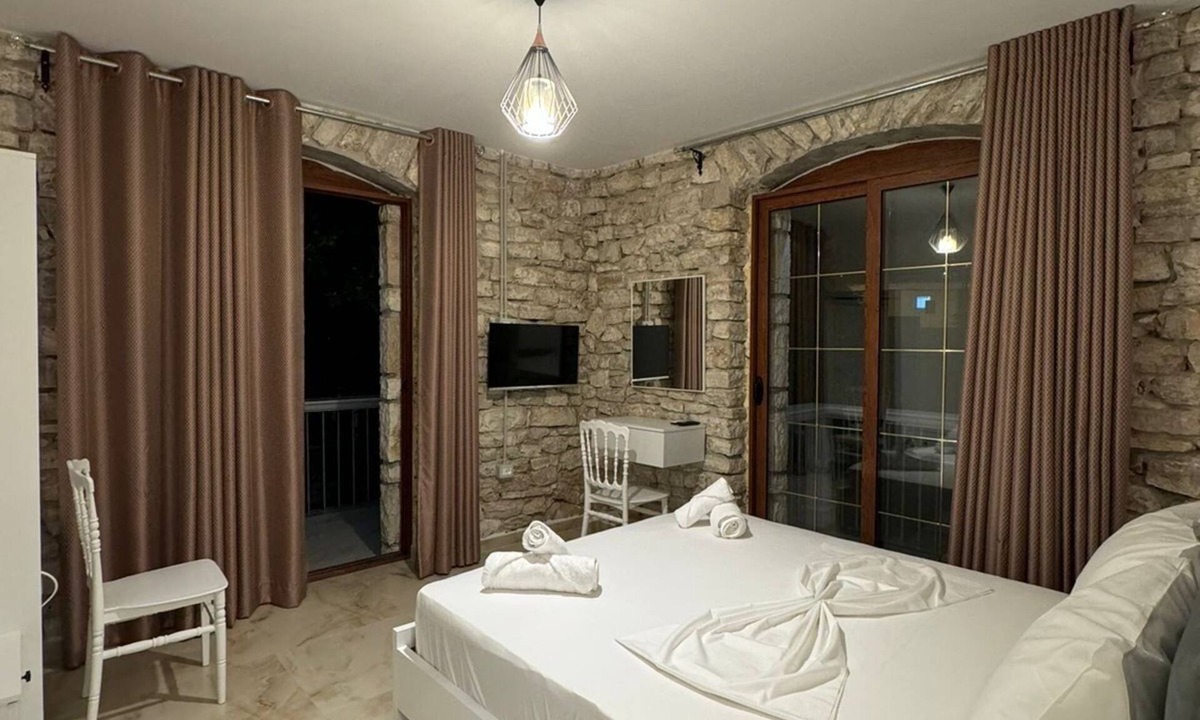 Qafe e Gjashtes Hotel | The White Troy