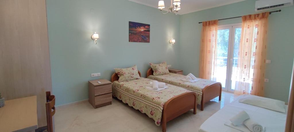 Ipsos House | Thomas home with shared pool