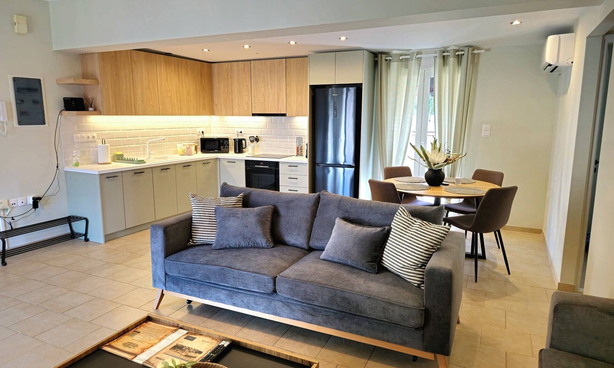 Petralona Apartment | Tranquil 2BR Penthouse Petralona
