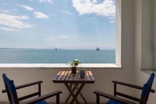 Thessaloniki City Centre Apartment | True Blue by halu! - Seafront 2-bedroom apartment
