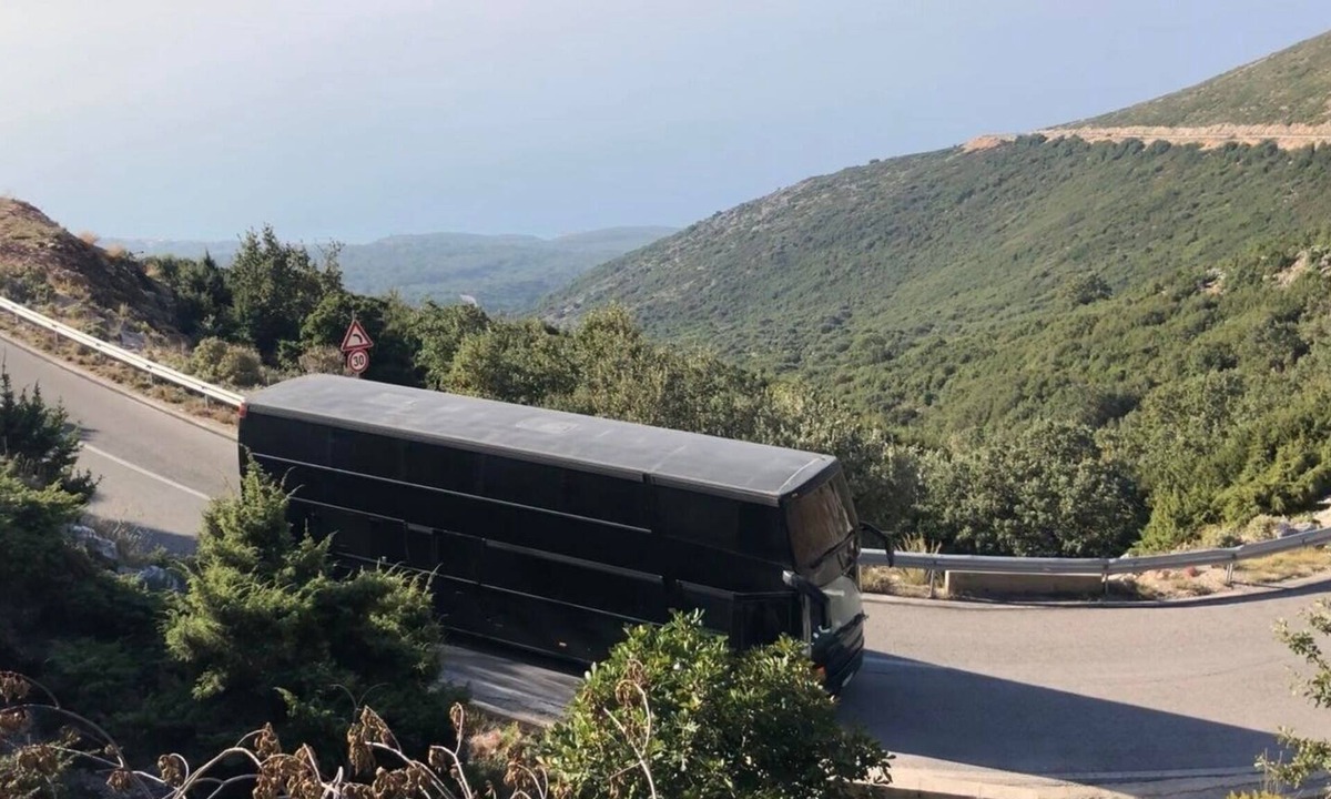 Blloku House | Unique Stay: Cozy Nightliner Tour Bus