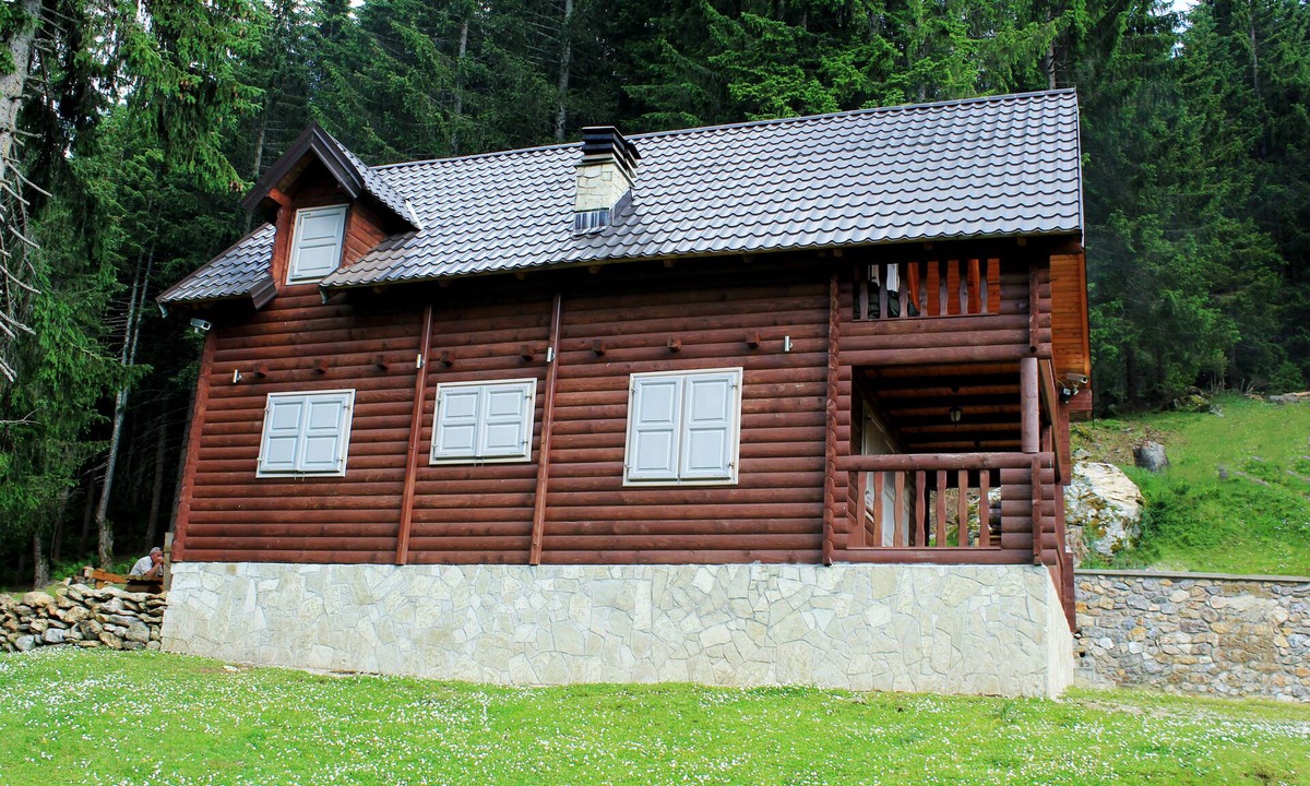 Strellc i Epërm House | Unique villa on a hillside with impressive mountain views