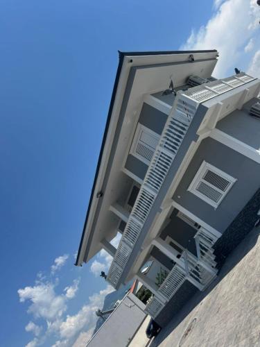 Kamez Villa | Vila Muhadri