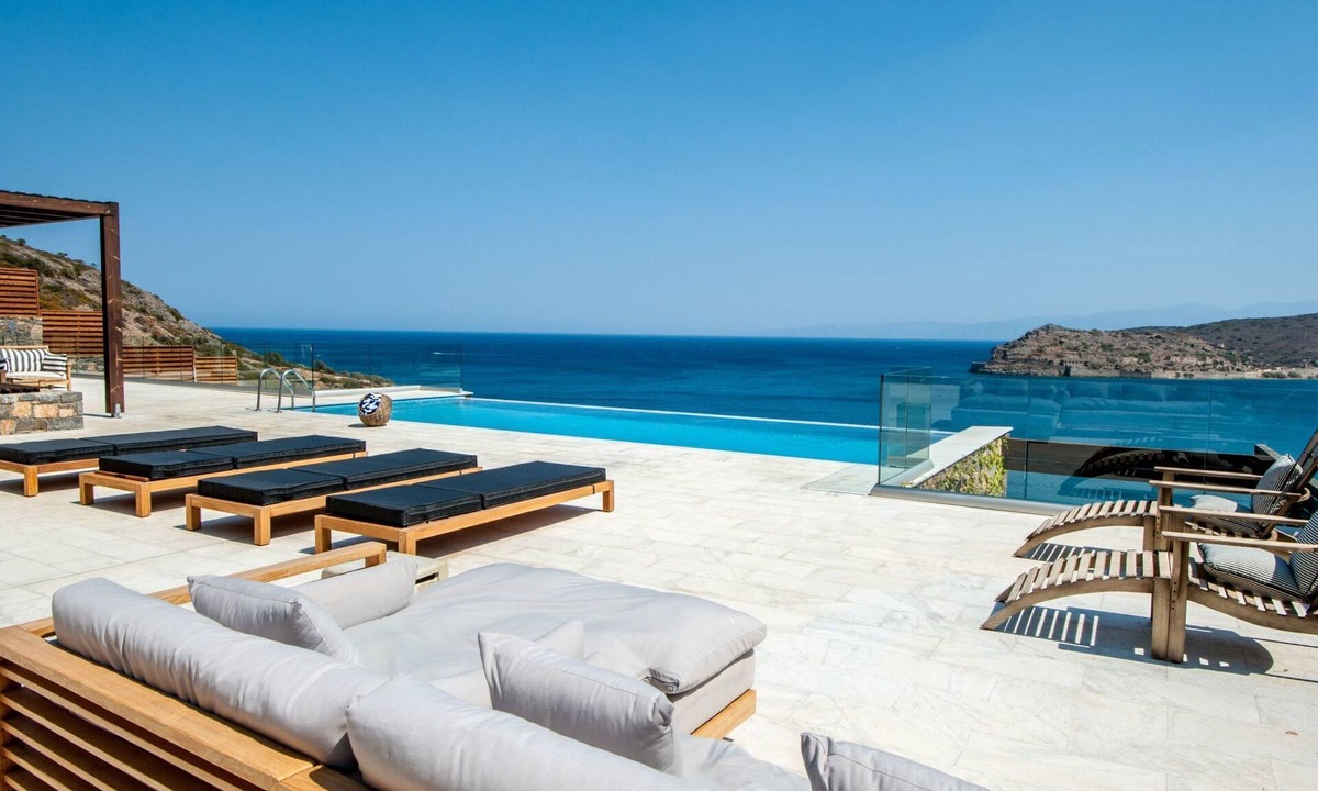 Plaka House | "Villa Dimitra" mit Infinity Pool by Interhome